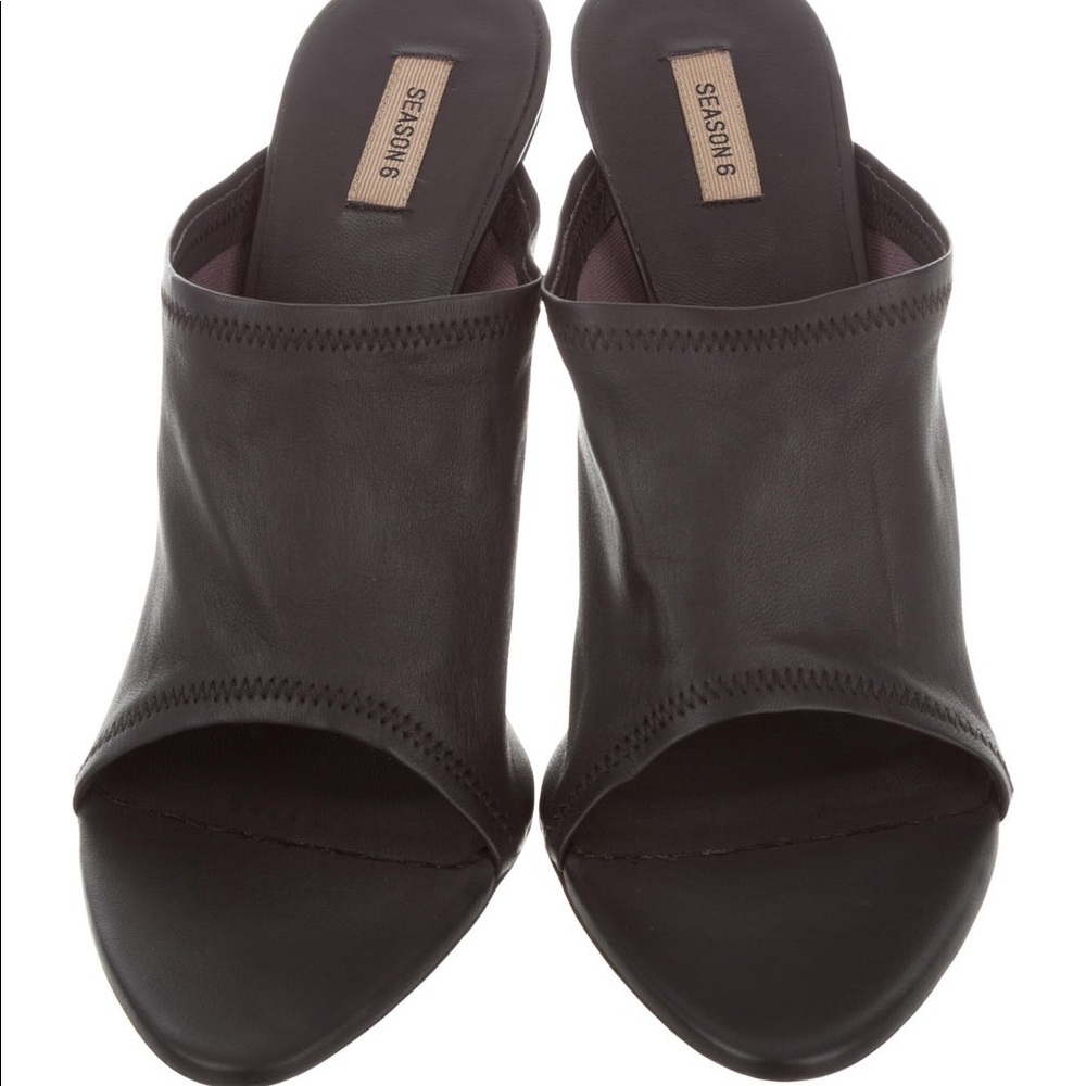 NEVER WORN YEEZY MULES SIZE 8